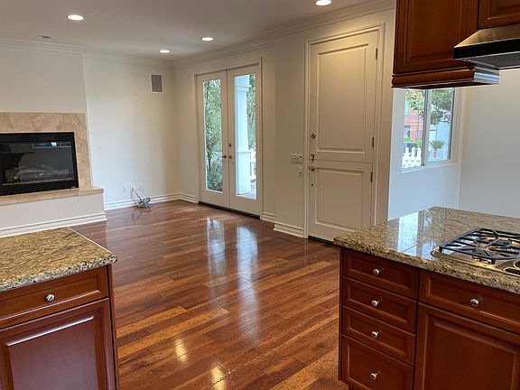 5th image of 720 Marigold Ave