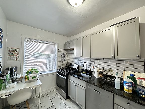 4th image of 4029 W Melrose St #W3