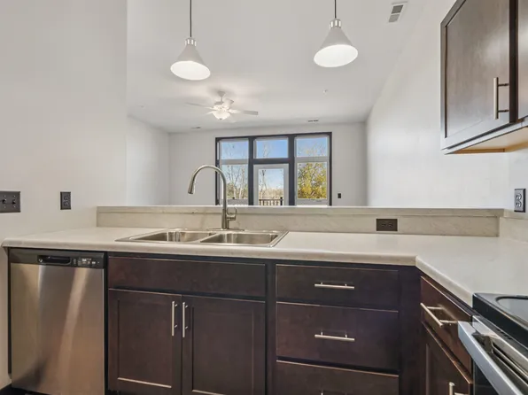 120 Twin Steeples Cir NE Unit 215, Dyersville, IA 52040