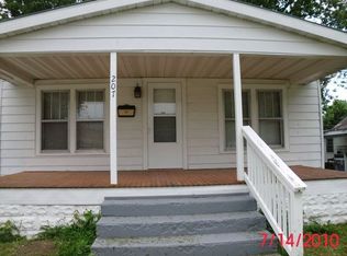 207 8th St, Carmi, IL 62821