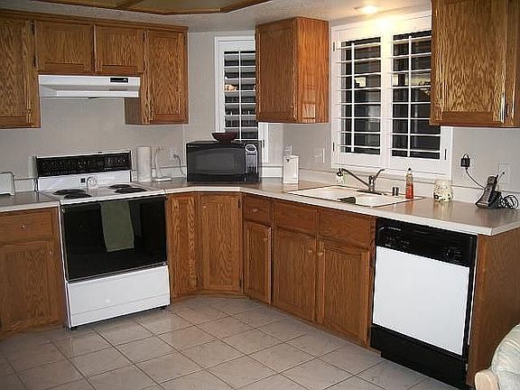 Kitchen w/ Pantry