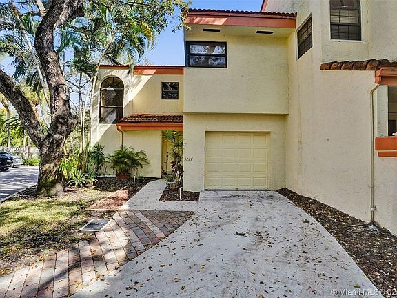 2nd image of 3227 Old Oak Ln #3227