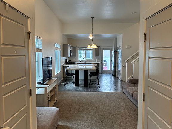 3rd image of 972 W Montauk Ln