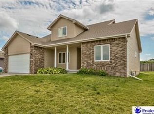 7907 Heritage Cir, Omaha, NE 68127