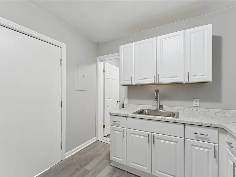 810 - 816 West 38th Street — Photo 4