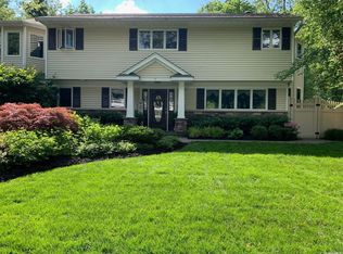 7 Cornfield Ln, Commack, NY 11725
