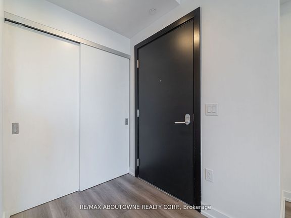 4th image of 5 Wellington St S #1407