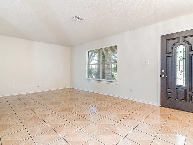 1810 Cedar Ridge Dr — Photo 3