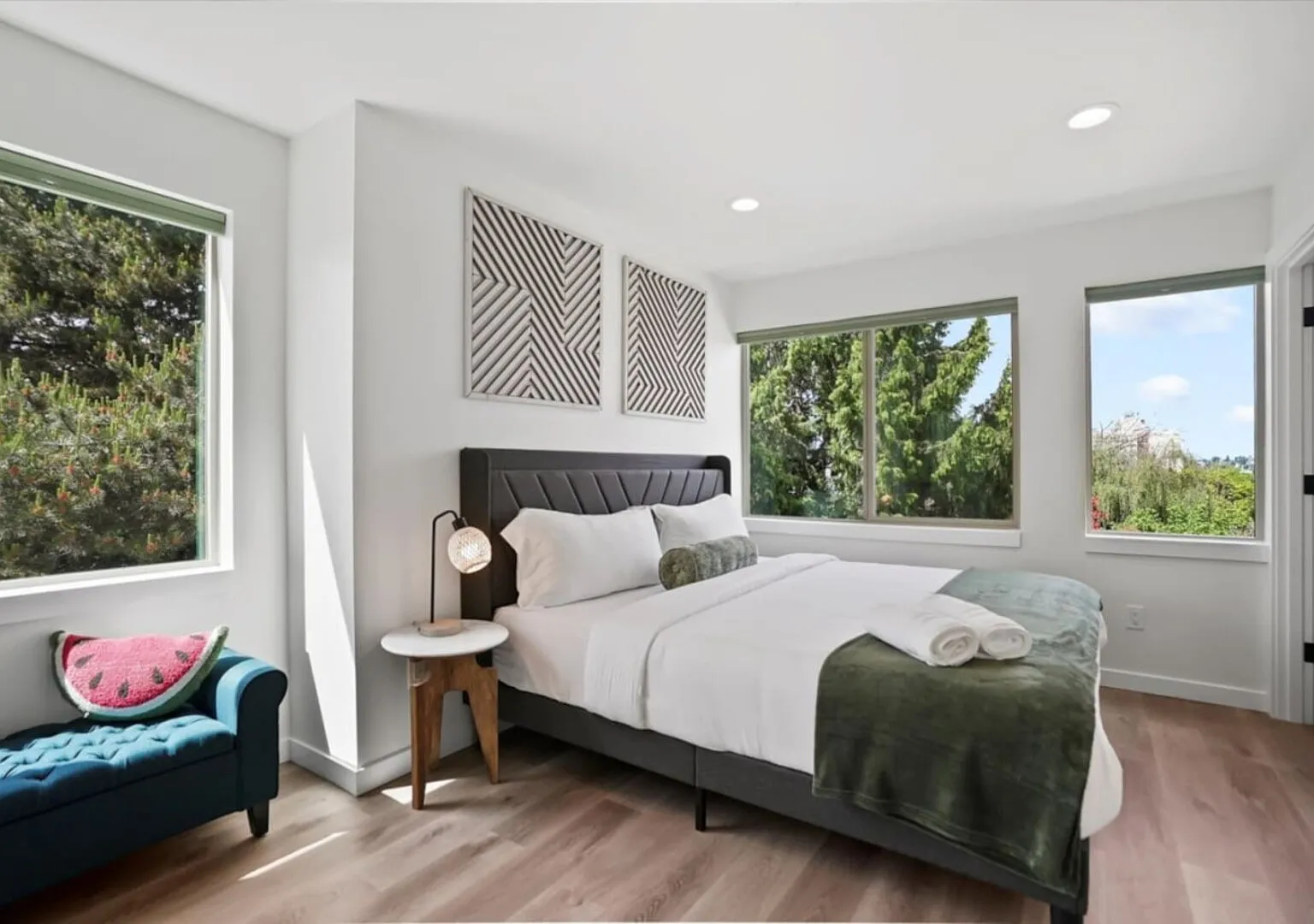 3BR 2.5BA Rooftop View Green Lake Hideaway -Near Stadium — Photo 2