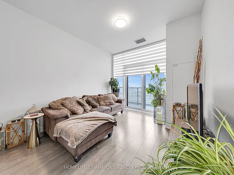 225 Village Green Sq #Penthouse 08 — Photo 4