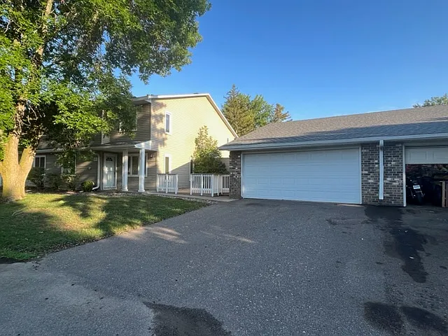 2 Bedroom Townhome in Maple Grove — Photo 2