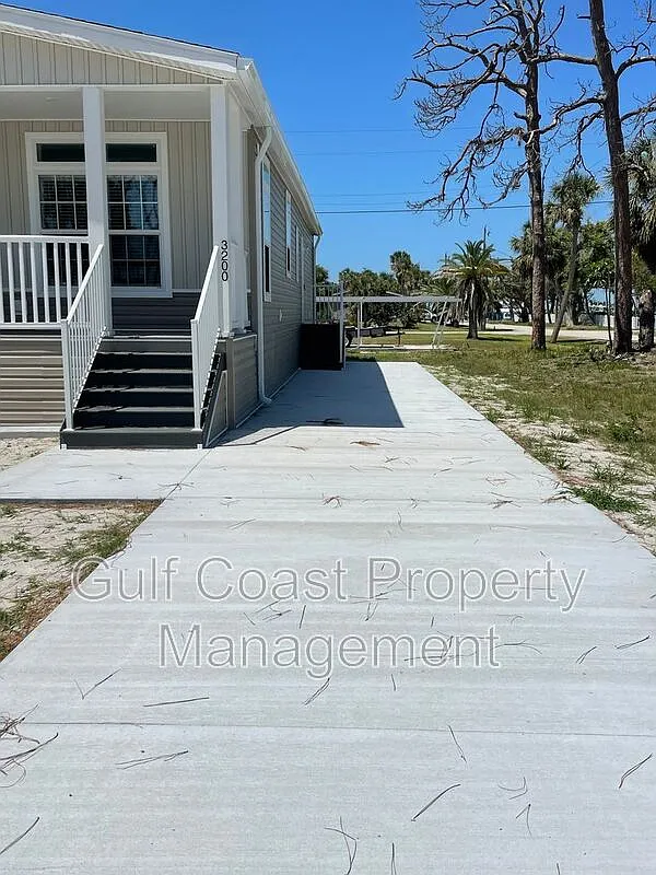3 bed, 2.0 bath, 1352 sqft, $1,725 — Photo 2