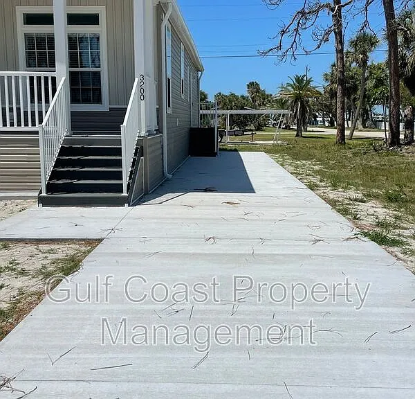 3200 Holly Ave — Photo 2