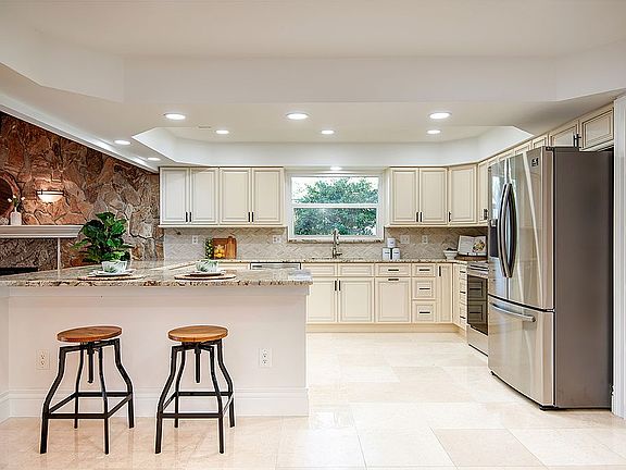 5th image of 42 Freshwater Dr