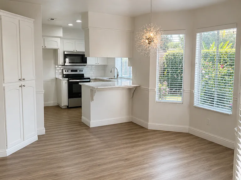 1085 E Pennsylvania Ave — Photo 6
