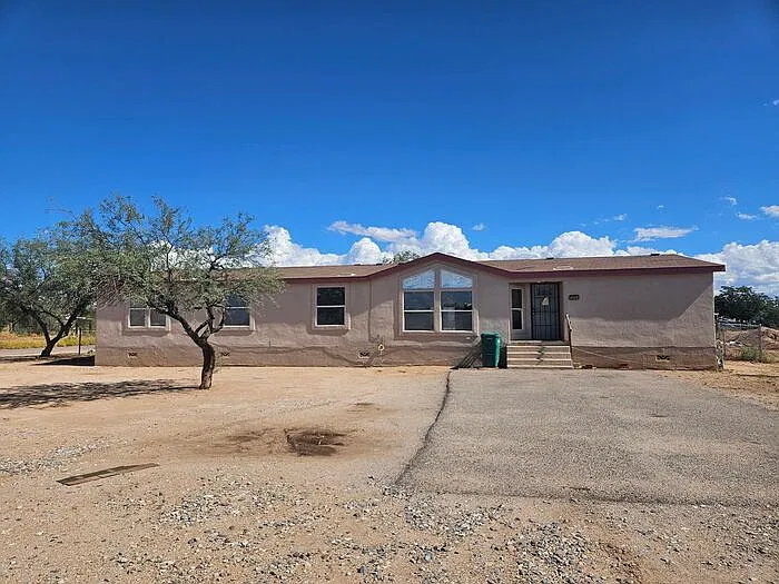 4 bed, 2.0 bath, 2432 sqft, $1,860 — Photo 2