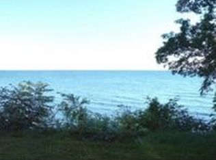 5229 Lakeshore Dr S, Racine, WI 53403