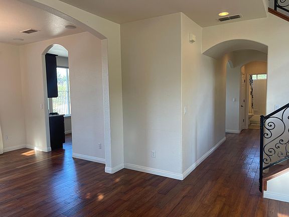 4th image of 988 Cameron Dr