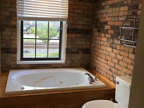 Bathroom (Garden Tub)