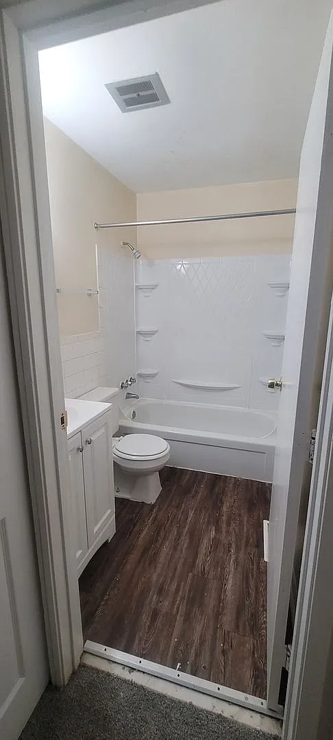 570 Town and Country Apartments — Photo 4