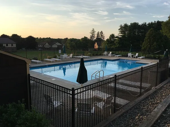 8 Rainbow Pond Dr APT 3, Walpole, MA 02081
