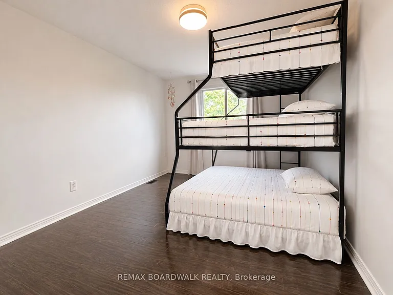 4396 Whittaker Cres — Photo 26