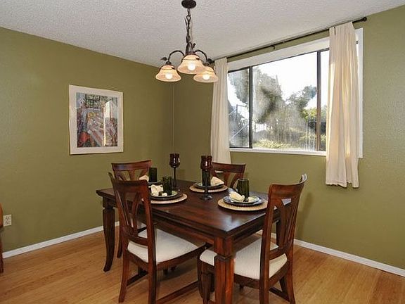 Open floor plan - Dining room