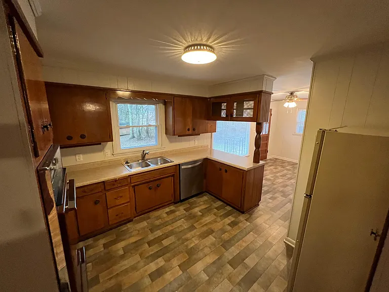 936 Duncan St — Photo 14