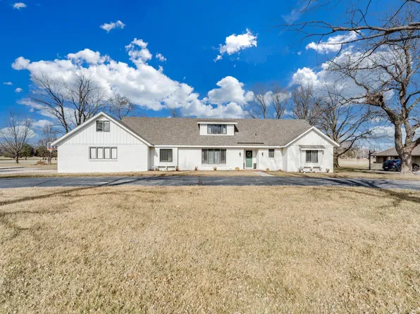 61 Willowbrook St, Hutchinson, KS 67502