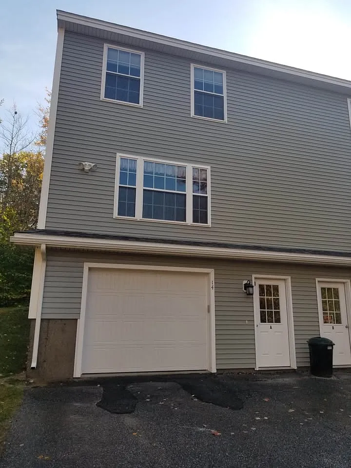 14 Farmhouse Ln — Photo 2