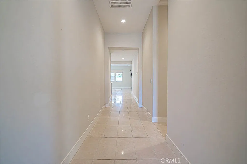 4 bed, 2740 sqft, $3,800 — Photo 2