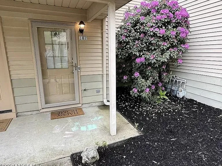 182 Azalea Cir — Photo 1