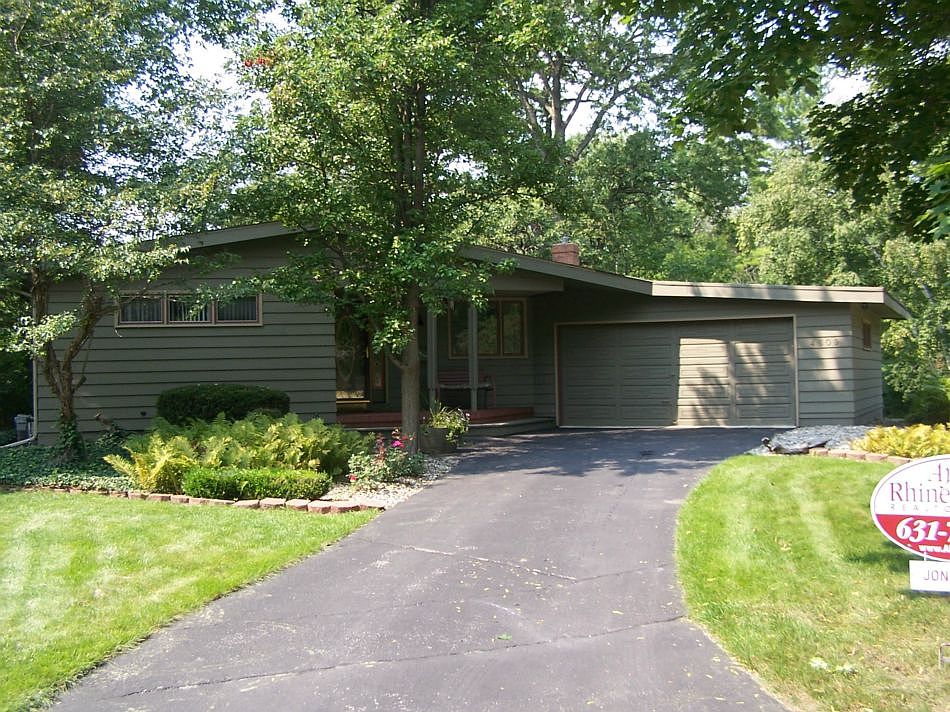 This is a 3 bedroom 2.5 bath ranch home located on the end of a cul de sac. It offers some great living space with a full finished walk out lower level. The owners have updated the kitchen with hickory cabinets, modern baths, new shingles, furnace, central air, water heater, fresh paint, and newer floor coverings. Call today for your showing!