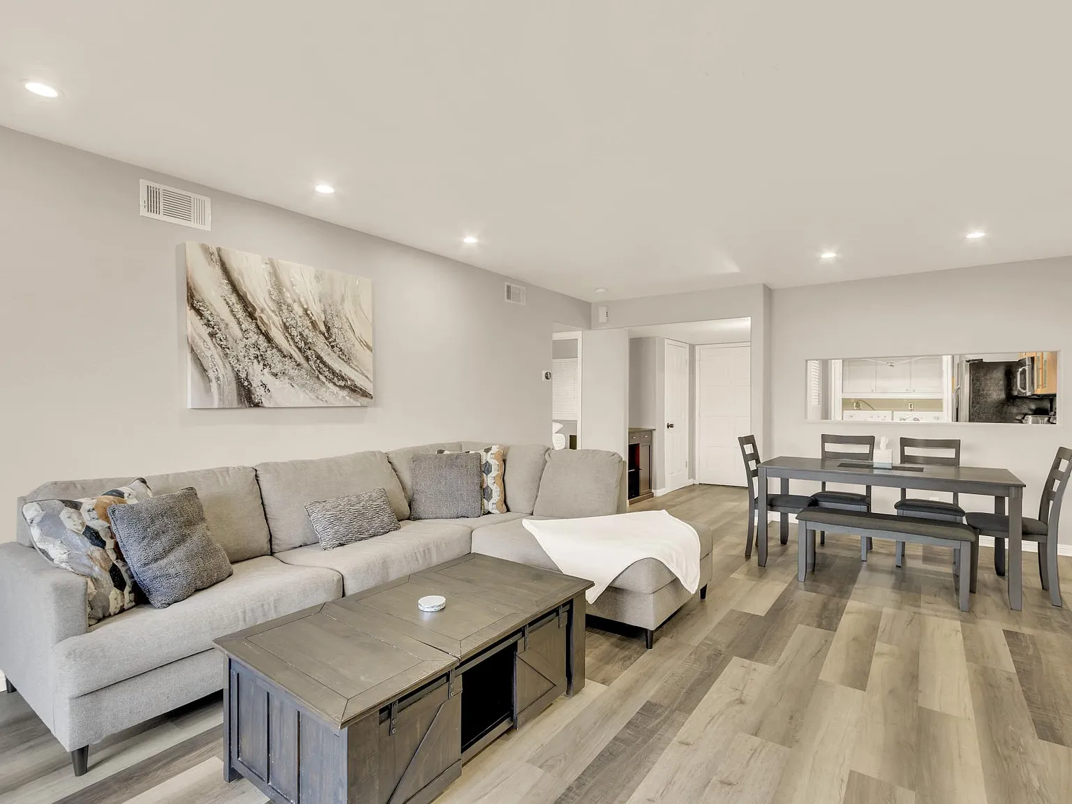1320 E Barbara Dr — Photo 3