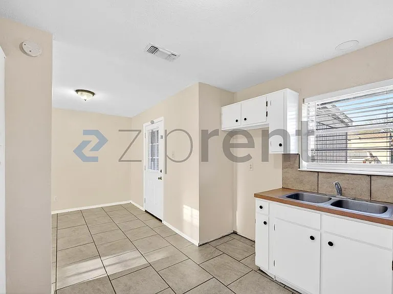 3225 Crites St #102 — Photo 12