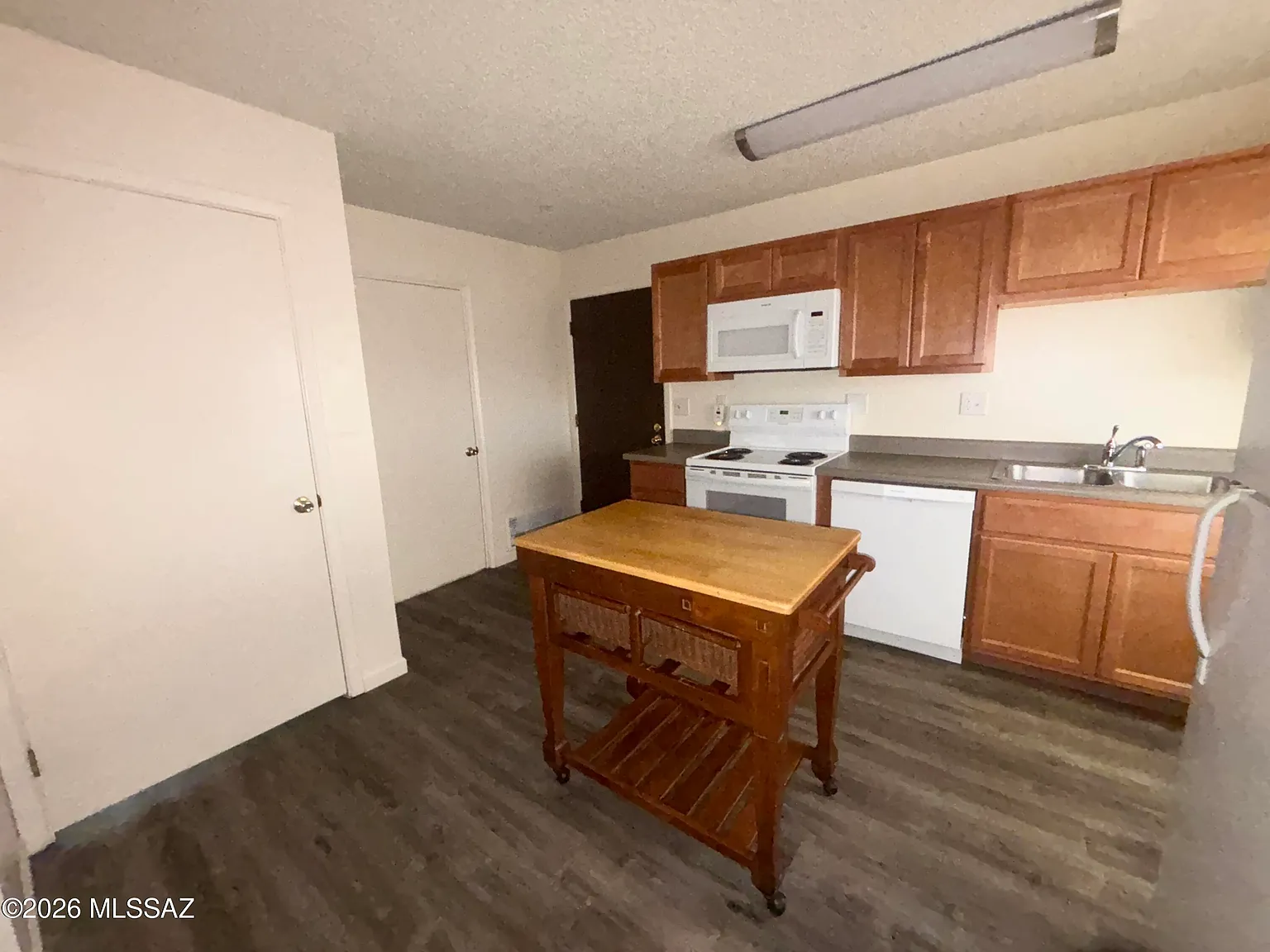 1 bed, 1.0 bath, 700 sqft, $1,000 — Photo 2