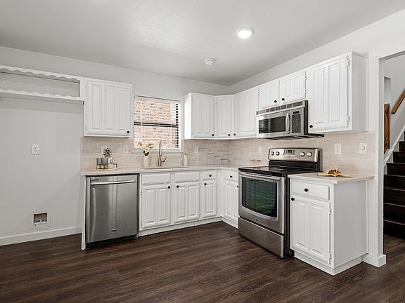 5th image of 200 Saddle Rock Ct