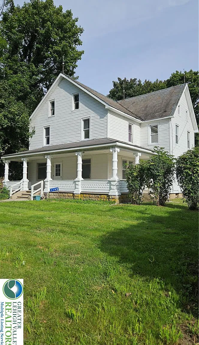 5 bed, 2.0 bath, 1952 sqft, $2,500 — Photo 2