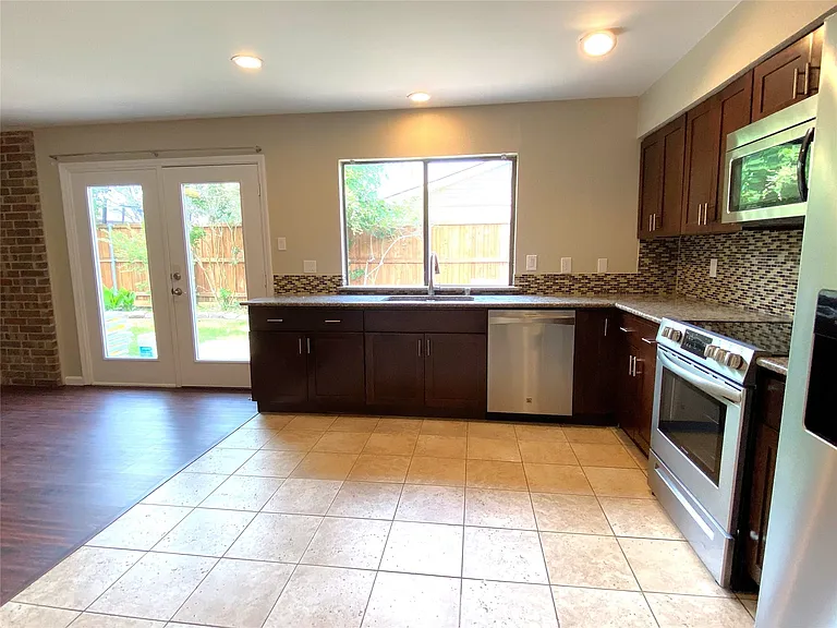 2704 Winding Creek Dr — Photo 7
