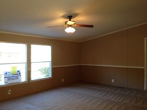 SPACIOUS AND CLEAN LIVING ROOM