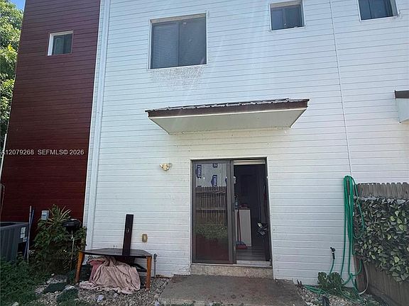 2nd image of 916 NW 8th St #6