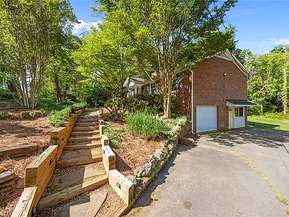 5th image of 204 Kyle Rd