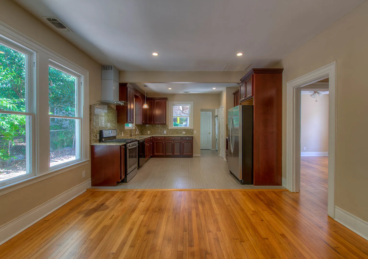 Ut Pre-Lease: 3 Br / 2 Ba Completely Remodel - North Campus - Big Backyard — Photo 4