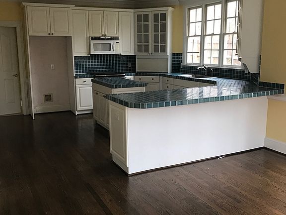 Kitchen and Breakfast