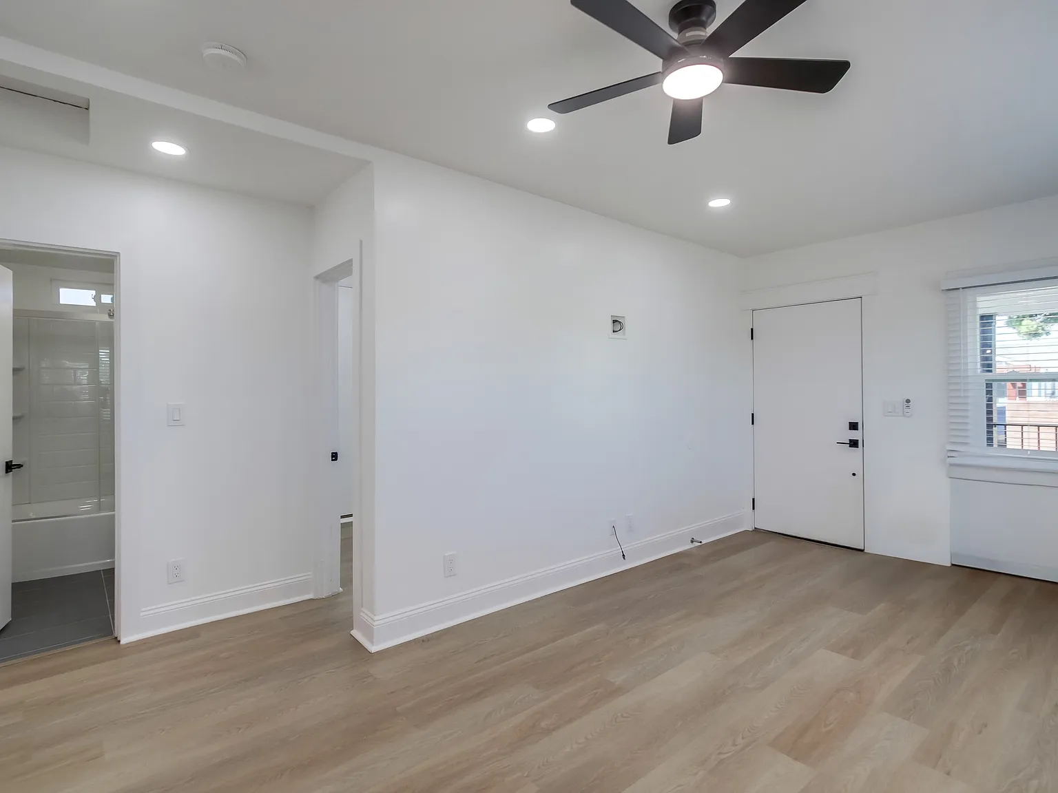 3 bed, 1000 sqft, $3,200 — Photo 3