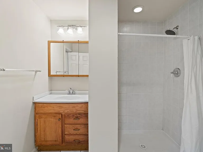 1042 S Ironwood Rd — Photo 2