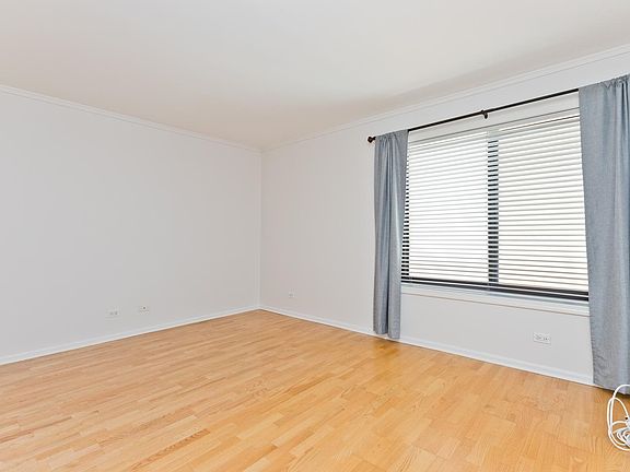 4th image of 6102 N Sheridan Rd Floor T402