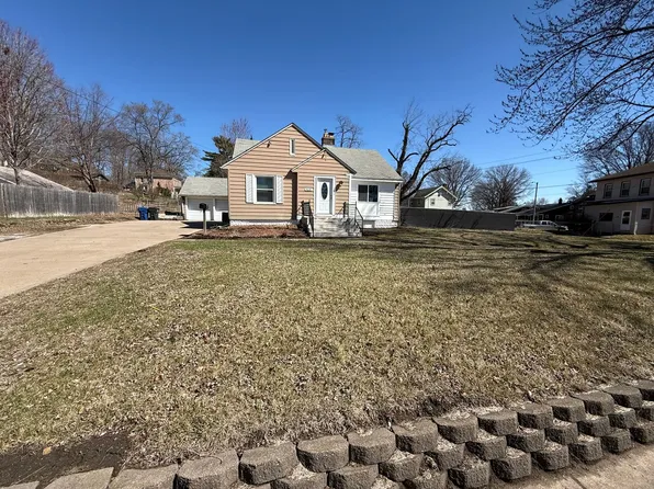 405 Waverly Rd, Davenport, IA 52804
