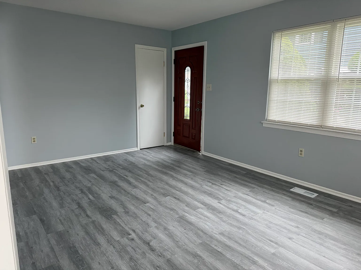 126 Kingsley Way — Photo 3