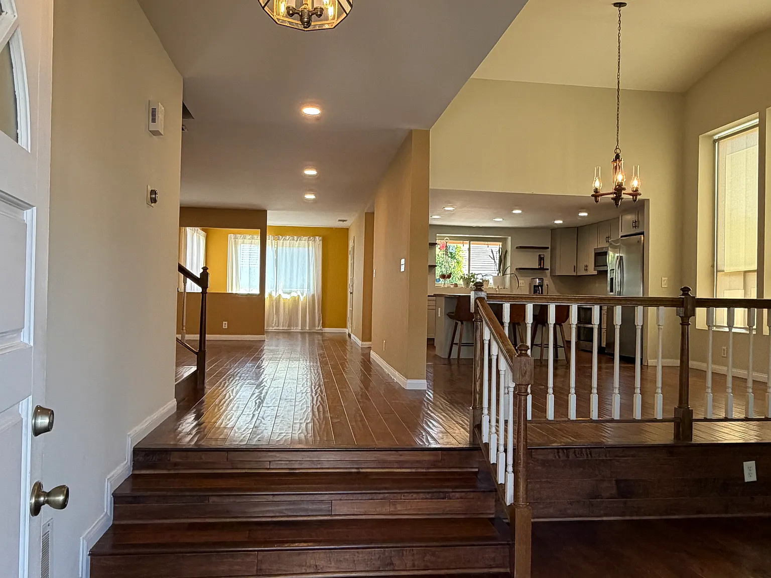 4 bed, 2711 sqft, $4,800 — Photo 2